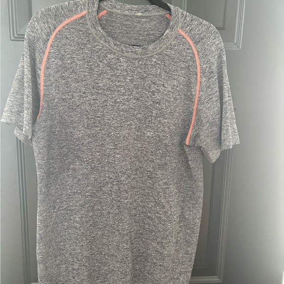 Lululemon men’s t-shirt - Picture 1 of 3